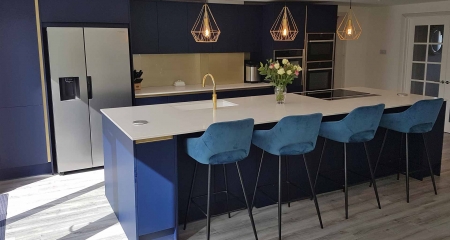 A dark blue kitchen with the WOW factor